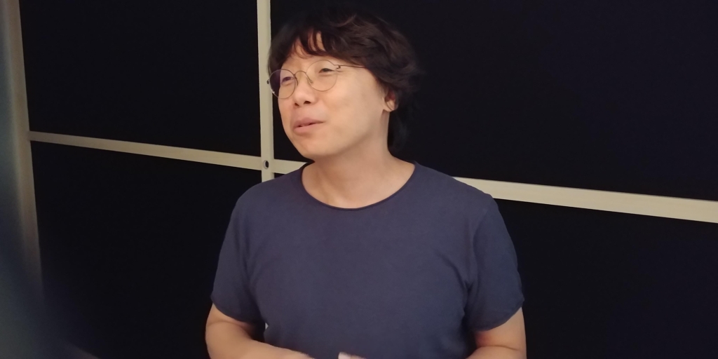 (서울=연합뉴스) 정아란 기자 = 사진작가 이명호가 30일 서울 종로구 안국동 사비나미술관에서 개인전 '까만 방, 하얀 방 그리고 그 사이 혹은 그 너머'를 설명하고 있다. 2017. 8.31. airan@yna.co.kr