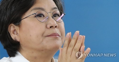 바른정당 이혜훈 대표가 지난달 31일 오전 파주시 홍원연수원에서 열린 국회의원 연찬회 참석해 주호영 원내대표의 인사말을 듣고 있다. 2017.8.31