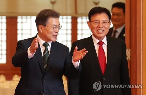 (서울=연합뉴스) 김주형 기자 = 문재인 대통령이 8월 29일 청와대 본관에서 임명장 수여식을 마친 뒤 김덕룡 민주평화통일자문회의 수석부의장과 이야기하며 간담회장으로 이동하고 있다. 2017.8.29 kjhpress@yna.co.kr(끝)