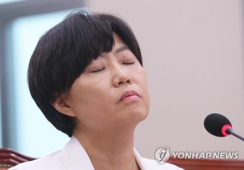 힘든 청문회(서울=연합뉴스) 안정원 기자 = 이유정 헌법재판소 재판관 후보자가 28일 오전 국회에서 열린 인사청문회에서 국민의당 이용주 의원으로부터 양도세 면탈 의혹을 제기받고 있다. 2017.8.28jeong@yna.co.kr(끝)