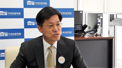 인터뷰중인 이시형 KF 이사장