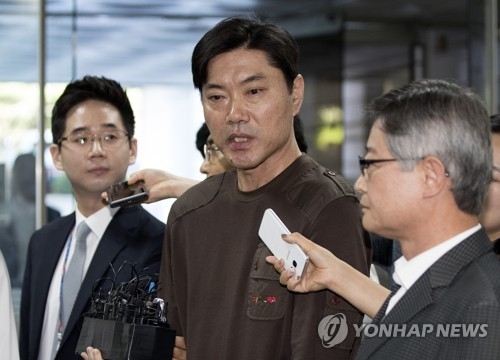 프로야구 구단 관계자들로부터 돈을 빌리고 갚지 않은 혐의(사기) 등을 받고 있는 전 한국야구위원회(KBO) 최규순 전 야구심판위원이 구속전 피의자 심문(영장실질심사)을 받기 위해 1일 오전 서초구 서울중앙지방법원으로 들어서며 취재진 질문에 답하고 있다. 2017.9.1
