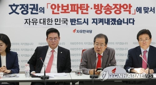 '장외투쟁' 한국당, 방통위·대검 항의방문…안보상임위는 참석(종합) - 1