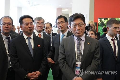 설명 듣는 윤상직 전 장관과 리룡남 전 북한 대외경제상