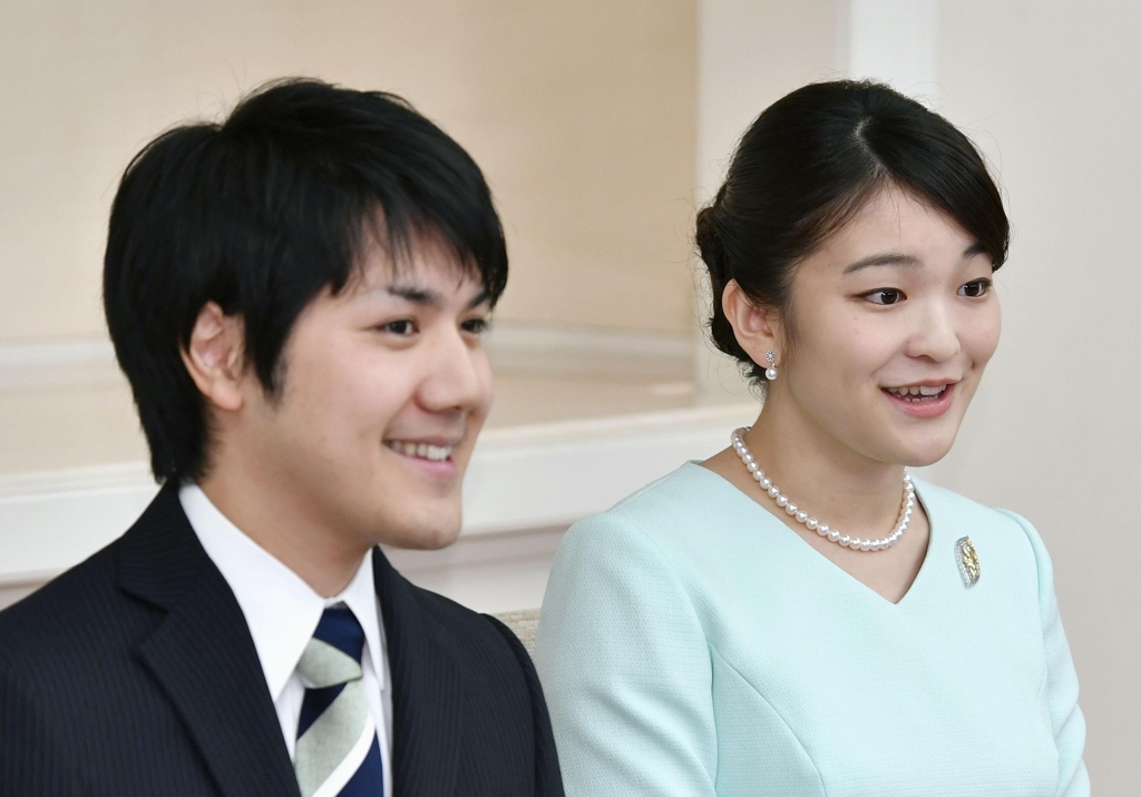 약혼 발표 기자회견하는 마코 공주와 고무로