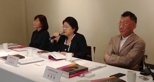 (서울=연합뉴스) 정아란 기자 = 한국화랑협회는 7일 서울 중구 정동의 한 식당에서 기자간담회를 열고 20~25일 열리는 '2017 한국국제아트페어'(KIAF 2017) 행사 내용을 설명하고 있다. 가운데 마이크를 잡은 사람이 이화익 한국화랑협회장이다. 2017.9.7. airan@yna.co.kr