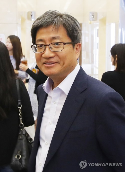 인사청문회 앞둔 김명수 대법원장 후보자(서울=연합뉴스) 조현후 인턴기자 = 김명수 대법원장 후보자가 1일 오후 서울 서초구의 청문회 준비사무실에서 엘리베이터를 기다리는 동안 미소짓고 있다. 국회 인사청문특위는 이날 김 후보자에 대한 인사청문회를 오는 12일∼13일 실시키로 결정했다. 2017.9.1photo@yna.co.kr(끝)