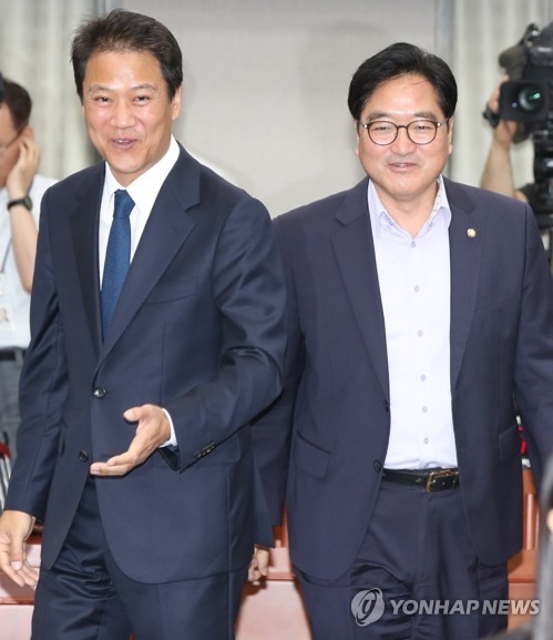 인사하는 우원식 원내대표-임종석 비서실장