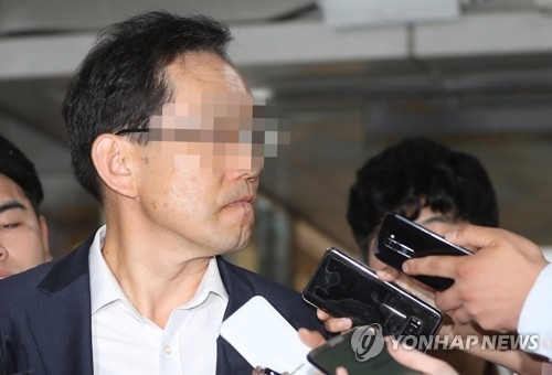 댓글수사와 관련 증거은닉 혐의로 구속영장이 청구된 양지회 현직 간부 박모씨가 지난 7일 오전 영장실질심사를 받기 위해 서울 서초구 서울중앙지법 법정으로 향하고 있다.