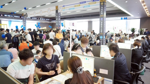 한강메트로자이 2차 견본주택에서 상담받는 예비 청약자들
