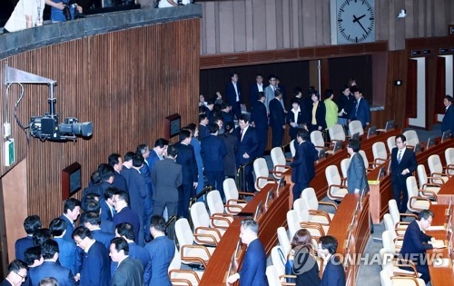 헌재소장 임명동의안 첫 부결…총리는 9차례 부결 - 1