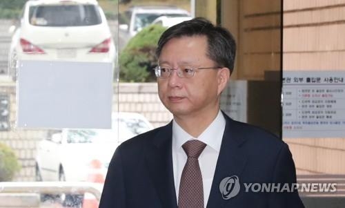 법정 향하는 우병우(서울=연합뉴스) 한종찬 기자 = 우병우 전 청와대 민정수석이 11일 오전 서울 서초구 서울중앙지방법원에서 열린 직권남용권리행사방해 등 10회 공판에 출석하고 있다. 2017.9.11saba@yna.co.kr