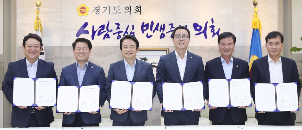 '일하는 청년 시리즈' 사업 내년 시행 합의 서명식