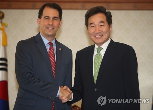 위스콘신 주지사와 악수하는 이낙연 총리