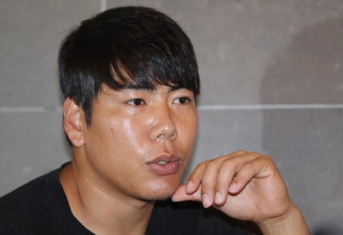 인터뷰하는 강정호