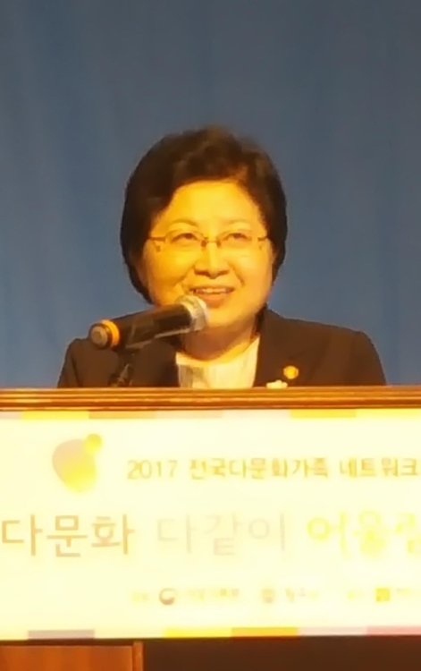 정현백 여성가족부 장관이 21일 원주시 한솔오크밸리에서 개막한 제11회 전국다문화가족네트워크대회에서 개회사를 하고 있다.