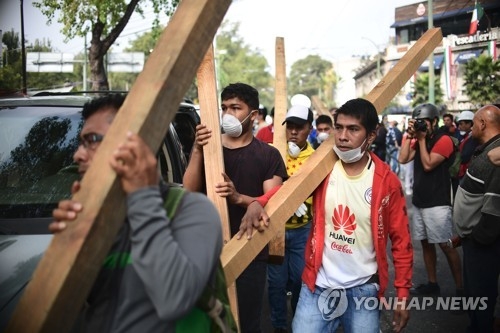 멕시코 시티에서 건물 버팀목을 나르고 있는 자원봉사자들. [AFP=연합뉴스〕