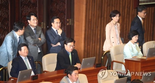 한국당 "이탈표 없었다"…바른정당은 '반신반의' - 2
