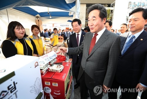직거래장터 찾은 이낙연 총리