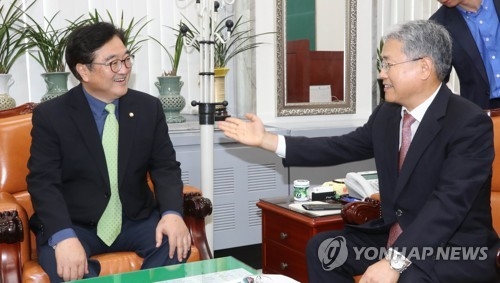 與, 김명수 인준 후 몸 더 낮춰… 野에 손 내밀며 '협치' 호소 - 2