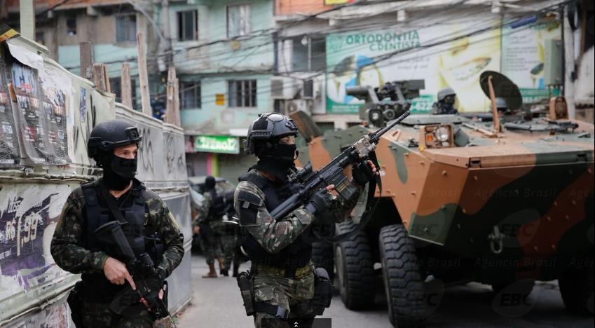 리우 시 최대 규모 빈민가인 호셍야 지역에서 군인들이 순찰활동을 하고 있다. [국영 뉴스통신 아젠시아 브라질]