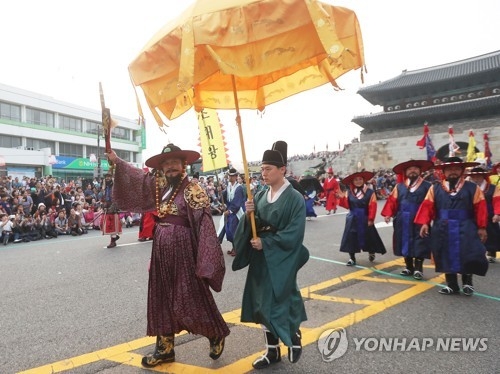 시민들에게 인사하는 정조대왕