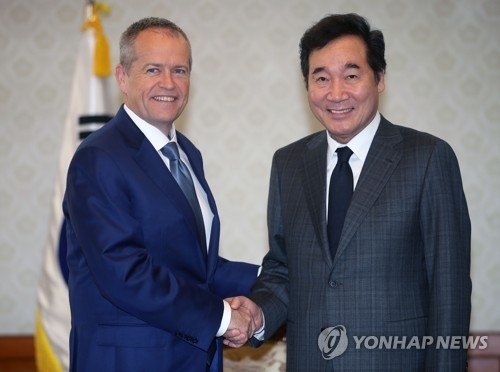 호주 노동당 대표와 악수하는 이낙연 총리