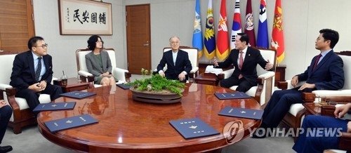 위촉장 받은 군 적폐청산위원들(가운데가 강지원 위원장)