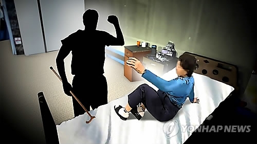 "우리 아들 좀 말려줘요" 욕 먹고 매 맞는 노인들 - 1