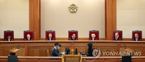 대심판정 입장한 헌법재판관(서울=연합뉴스) 박동주 기자 = 28일 오후 서울 헌법재판소 대심판정에서 선고공판이 열리고 있다. 이날 헌법재판소는 2016헌가20 구 총포·도검·화약류 등 단속법 제72조 제6호 등 위헌제청 등 총 50건에 대한 선고를 진행했다. 2017.9.28pdj6635@yna.co.kr(끝)