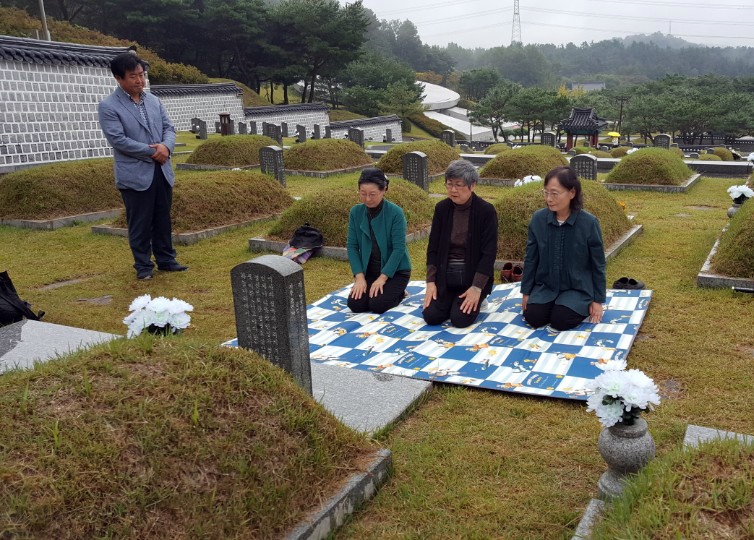 일제 징용피해자 김혜옥 할머니 묘소를 참배하는 일본 작가 마쓰다 도키코의 유가족