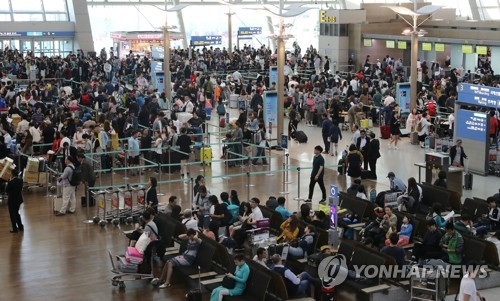 출국여행객으로 붐비는 인천공항