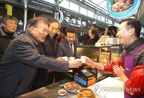 지난 대선기간 재래시장을 방문한 문재인 대통령