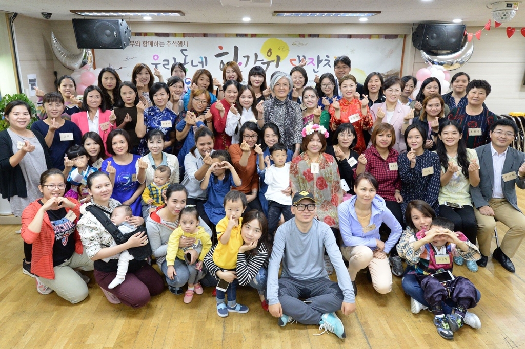 강경화, 추석 맞아 결혼이주여성에 명절 선물 전달