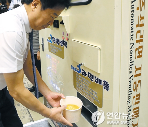 9월 초 서울 코엑스에서 열린 ‘대한민국 라면박람회’. 한 업체 관계자가 자사의 즉석라면 무인기기로 라면을 끓이고 있다. 김주성 연합뉴스 기자