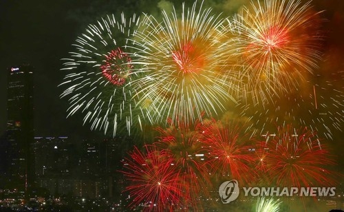 가을 밤하늘 수놓는 불꽃
