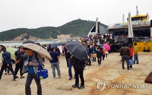 악천후 뚫고 백령도 도착한 귀성객들
