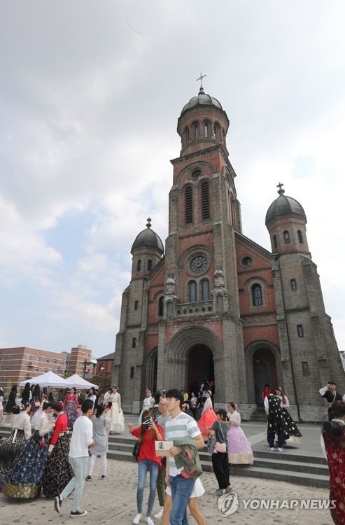 전주 전동성당에서 '찰칵'(전주=연합뉴스) 임채두 기자 = 추석 연휴 마지막날인 9일 오후 전북 전주시 완산구 전동성당에서 관광객들이 기념촬영을 하고 있다. 2017.10.9doo@yna.co.kr(끝)