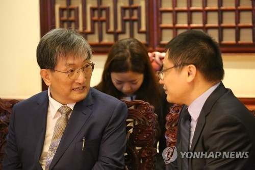 대화 나누는 노영민 주중 한국대사(베이징=연합뉴스) 김진방 특파원 = 문재인 정부 첫 주중 한국대사인 노영민 대사가 10일 오전 중국 베이징 서우두 국제공항에 도착해 영접을 나온 팡쿤(方坤) 중국 외교부 아주사 참사관과 대화를 나누고 있다. 2017.10.10chinakim@yna.co.kr(끝)
