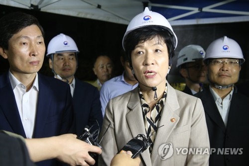 단호한 입장 밝히는 김영주 노동부 장관(의정부=연합뉴스) 이희열 기자 = 김영주 고용노동부 장관(왼쪽 두번째)이 10일 오후 타워크레인이 무너진 경기도 의정부시 낙양동의 아파트 공사 현장을 찾아 건설현장 사고에 대한 단호한 입장을 밝히고 있다. 2017.10.10joy@yna.co.kr(끝)
