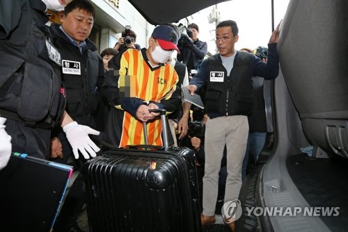 그때처럼 다시 (서울=연합뉴스) 박동주 기자 = 중학생 딸 친구 살해·시신 유기 사건의 피의자 '어금니 아빠' 이모 씨가 11일 오전 이씨가 거주했던 중랑구 망우동의 자택 앞에서 열린 현장 검증에서 시신을 담은 가방을 옮겨 차에 싣는 장면을 재연하고 있다. 2017.10.11pdj6635@yna.co.kr(끝)
