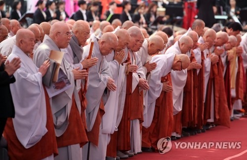 합장하는 스님들