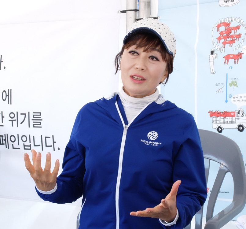 가수 하춘화 씨가 15일 서울 월드컵공원에서 열린 국제어린이마라톤에 참가해 연합뉴스의 인터뷰에 응하고 있다.
