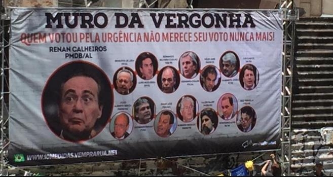 브라질의 반부패 시위 현장에 걸린 부패 정치인 퇴진 촉구 플래카드 [브라질 뉴스포털 UOL]