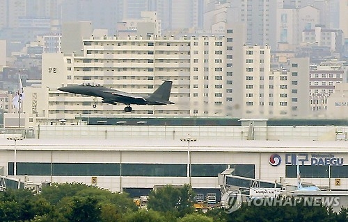 대구공항 위로 나는 전투기