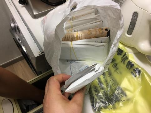 쌀통 속에 들어있던 현금다발
