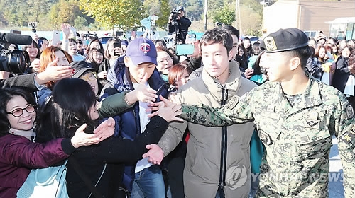 팬들과 인사 나누는 이승기