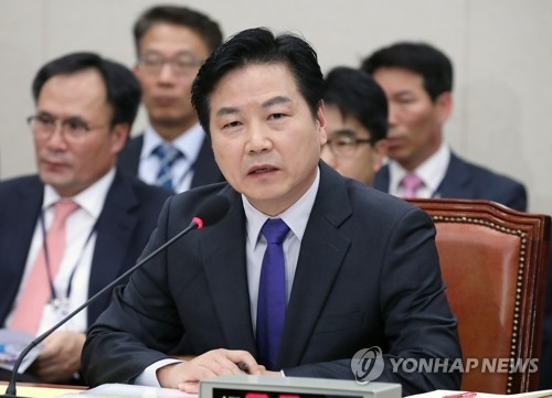 질문에 답변하는 홍종학 후보자(서울=연합뉴스) 김도훈 기자 = 홍종학 중소벤처기업부 장관 후보자가 10일 오전 국회 산업통상자원중소벤처기업위원회에서 열린 인사청문회에서 질문에 답변하고 있다. 2017.11.10superdoo82@yna.co.kr(끝)