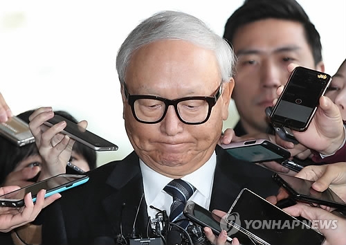 굳게 다문 이병호 전 국정원장(서울=연합뉴스) 임헌정 기자 = 국가정보원의 특수활동비를 박근혜 전 대통령 측에 상납한 의혹을 받는 이병호 전 국가정보원장이 10일 오전 서울 서초구 서울중앙지검에 피의자 신분으로 출석하고 있다.이 전 원장은 남재준 전 원장과 이병기 전 원장에 이어 2015년부터 박근혜 정부 마지막 국정원장을 지냈다. 2017.11.10kane@yna.co.kr(끝)