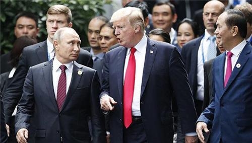 (리아노보스티=연합뉴스) 베트남 아시아태평양경제협력체(APEC) 정상회의 행사장에서 11일 만난 푸틴 대통령(왼쪽)과 트럼프 대통령(가운데).